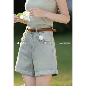 Quần Short Đenim Màu Xanh Nhạt Viền Thêu Hoa Slim Fit