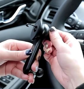 Giá để điện thoại kẹp cửa gió điều hoà ô tô  chất liệu nhựa nhỏ gọn linh hoạt kẹp chắc chắn các loại điện thoại