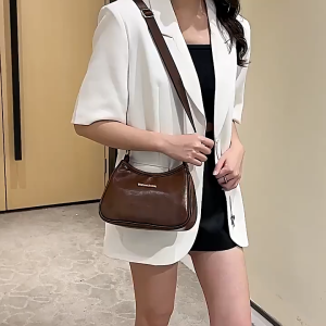 กระเป๋าแฟชั่นผู้หญิง สไตล์ยุโรป ทรงสั้นแบบรักแร้ แบบหนังมันเงารุ่นฮิตในกระเป๋าหนัง PU สไตล์วินเทจ