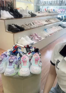 Giày  bé gái xinh xinh cao cấp mềm và nhẹ mang êm chân hồng  tím