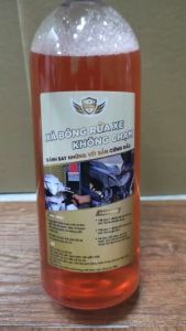 Xà bông rửa xe không chạm hương dâu võ gia chai 1Lit  giúp việc vệ sinh xe được nhanh và sạch hơn dùng xe máy oto xedien