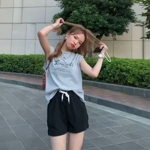 Bigsize แนะนำ แฟชั่นสไตล์ สวยเท่ครบจบในที่เดียวกับเสื้อคอกลมแขนกุดสุดชิคสีสันสด ใสสกรีนลายอักษรภาษาอังกฤษแบบเท่เท่ สวยๆ ใสู้ใส เสื้อยืดผ้านูมู่สวย