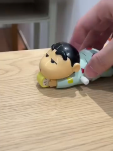 Đồ Chơi Shin Cậu bé bút chì mặc Pijama bò ủn mông cute dễ thương