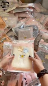 Túi chườm nóng lạnh bụng kinh đa năng 500ml có lớp vải nhung - Bông Hoa