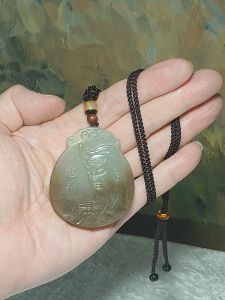 Gegegems Collection premium Nephrite 2 tones caramel brown Righteous Guan Gong (Guan Yu) Jade pendant (with certificate) 和田玉且末青白糖双色忠义关公吊坠(带证书)