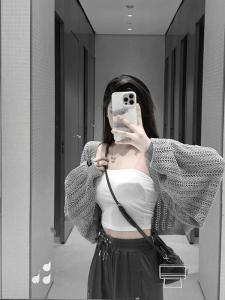 เสื้อคาร์ดิแกนถักแบบบางสีเทา แขนยาว ทรงหลวม สำหรับผู้หญิง ฤดูใบไม้ร่วง 2025 ใหม่ ระบายอากาศได้ดี แขนยาว ปกสั้น ผ้าฝ้ายผสม