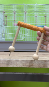 คอนทรายลับเล็บนก แบบแขวน 2 เสาไม้ – สำหรับหงส์หยก เลิฟเบิร์ด นกเล็ก 18x12 CM สีสุ่ม