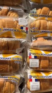 ครัวซองค์สอดไส้ช็อกโกแลต 5 แถม 1 ได้ 6 ห่อ 1ชิ้น 45กรัม มาพร้อมกับความอร่อยที่หยุดไม่อยู่ เนื้อสัมผัส นุ่ม ละมุน อร่อยยยย