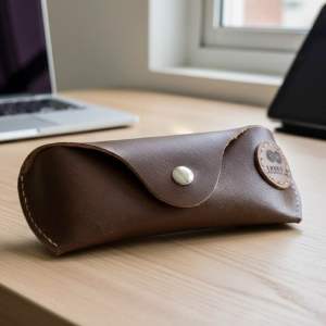 ซองใส่แว่นหนังแท้ Lucky 8 Leather ผลิตจากหนังแท้คุณภาพสูง ผ่านการตัดเย็บด้วยมือทุกขั้นตอน