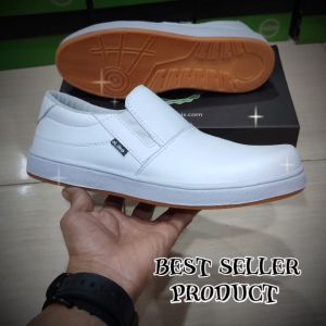 Sepatu Putih Slip On Casual Pria Wanita Trendy Kekinian Antislip Buat Gaya Kerja dan Santai