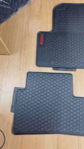 Thảm lót sàn cao su đúc nguyên khối xe Huyndai Venue 2024-2025 mẫu tổ ong chữ đỏ cao su không mùi