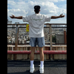 เสื้อยืดแขนสั้นผู้ชายสีขาว ทรงหลวม ทรงอเมริกัน ผลิตจากผ้าฝ้ายแท้ ทรงหลวม แฟชั่นสตรีท สไตล์ฤดูร้อน 2025