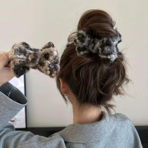 กิ๊บติดผมตุ๊กตาผ้ากำมะหยี่สไตล์ฤดูใบไม้ร่วงและฤดูหนาวลายเสือดาวเกาหลี