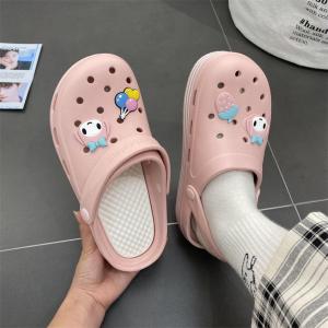 LKfashion จัดส่งในไทยรองเท้าแตะแบบสวมหัวโต ติดลายการ์ตูนสุดน่ารัก รองเท้าแตะแบบสวมผญ สีสันน่ารักสดใส รองเท้าแตะหัวโตแต่งรูเล็กกับสายรัดส้น พื้นนิ่มสวมใส่สบาย นัมเบอร์วัน