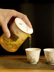 ชุดเครื่องดื่มชาเซรามิคแบบพกพาพร้อมถ้วยชาสามใบสำหรับคนเดียว ชุดเครื่องดื่มชาแบบอเนกประสงค์สำหรับใช้ในออฟฟิศ