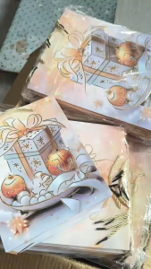 ถุงของขวัญ สุดหรู โทนขาวครีม ตัดด้วยสีทองเลื่อม กระดาษหนา ทรงแนวตั้ง หูหิ้วเชือก แบบเกลียว อย่างดี  พร้อมส่ง