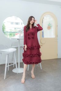 เดรสตัวยาวอัดพลีททรงสวย รุ่นนี้แพทเทิร์นแขนยาว 😍 คอปกสูท แต่งระบายรอบตัวถึง 3 เลเยอร์  เพิ่มลูกเล่นด้วย แต่งดอกไม้ 4 จุด 🌺 คล้ายกระดุมช่วงตัว ดีเทลแน่นๆๆๆ ไฮโซวววว ✨✨✨✨✨ เทียบงานแบรนด์ เริ่ดๆได้เลย  💖 ผ้าเนื้อนุ่ม ใส่สบาย  งานสวยมว้ากกกกก 😉 ตระการตาเล