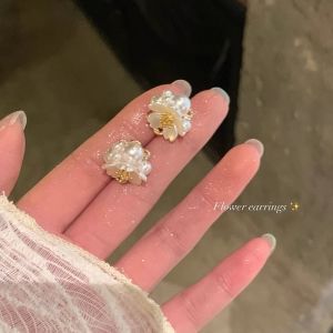 Fashionable Minimalist Pearl Earrings Womens Small Flower Luxury Sensation High-End Feel Unique Design Versatile New Model