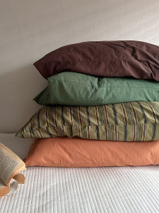 ปลอกหมอนเดี่ยว ผ้าฝ้าย ลายทาง ซักได้ สีล้วน ทรงสี่เหลี่ยม ปิดแบบซองจดหมาย ระบายอากาศได้ดี ดูดซับเหงื่อ ใช้ได้ทุกฤดูกาล