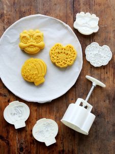 75G 150G Chinese Style Lantern Lock of Safeness and Luck Xingshi Press Type Moon Cake Mold Green Bean Cake Peach Bark