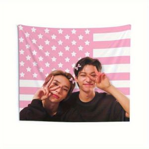 แบนเนอร์ธง SKZ Live America 1 ชิ้นพร้อม Stray Hyunjin และสินค้า ออกแบบเป็นสีชมพูพร้อมพรมลายทางสีขาว