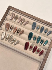 เล็บสวมใส่แบบฝังเข็มพร้อมลูกปัดแก้วตาแมวสไตล์ย้อนยุค Pure Handmade Bucilla Gem หรูหรา เล็บเทียมอเนกประสงค์สำหรับงานแต่งหน้า