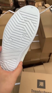 เลือกรองเท้า ชุดมาก รองเท้าหนัง รองเท้าทางการ รองเท้าแตะ รองเท้าคนขับ รองเท้าโลฟเฟอร์ผู้ชาย สำหรับเสื้อผ้าด้วยสีดำ/สีขาว