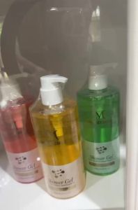 MEGEENEE ครีมอาบน้ำ ครีมอาบน้ำตัวหอม เจลอาบน้ำกลิ่น สบู่น้ำหอม Body Wash ช่วยให้ผิวขาวกระจ่างใสสูตรสำหรับบำรุงผิวแห้งและหยาบกร้าน1000ml