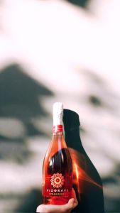 Fizgrape Strawberry Sparkling Non-Alcoholic Cider 750ml Bottle Imported from Italy