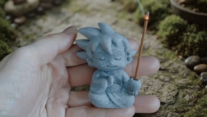 (Kèm 01 ống nhang) Tượng Son Goku 6cm ngồi thiền màu giả đá xám có ánh kim deco trang trí