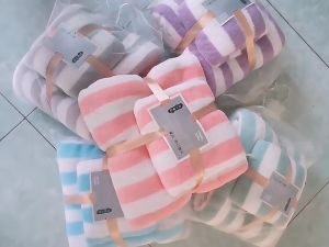 ผ้าเช็ดตัว เซท2ผืนพร้อมถุงตะข่าย ผ้าขนหนูนาโนซับน้ำดี ผืนใหญ่ 70x140ซม ผ้าเช็ดผม 35x75ซม