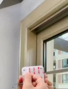 Dụng cụ đóng mở cửa tự động không cần khoan tường tiện lợi