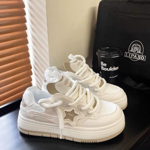 IELGY รองเท้าผ้าใบนิ้วเท้าทรงกลมสีขาวรูปดาวสุดฮอตดีไซน์ของผู้หญิงพื้นหนาน้ำหนักเบาสไตล์มหาวิทยาลัย