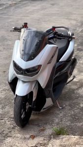 Skotlet Putih Mengkilap SuperGlossy: Aksesoris Stylish untuk Motor Vespa