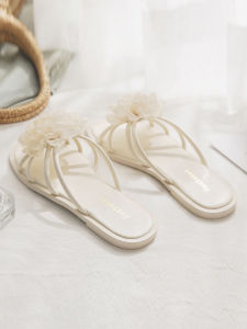 รองเท้าแตะส้นเตี้ยแบบสวมสำหรับผู้หญิง ทรงแฟชั่นฤดูร้อน พื้นยาง รองเท้าแตะแบบสวมสบาย สไตล์นางฟ้า ดีไซน์ดอกไม้ สีสันสดใส