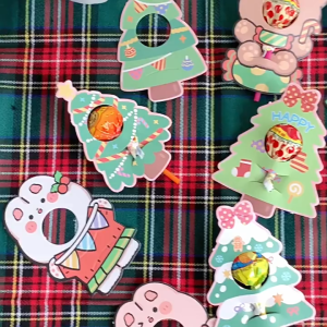 Thẻ cài kẹo mút hình cây thông ông già noel làm quà tặng giáng sinh cho các bé