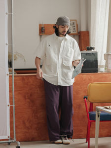 เสื้อเชิ้ตแขนสั้นทรงหลวม NOEARS สีขาว กระเป๋าคู่ สไตล์ย้อนยุค เสื้อเชิ้ตคอโปโลแขนสั้นผ้าฝ้ายสำหรับฤดูร้อน