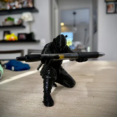 Giá Đỡ Bút Ninja In 3D Thời Trang Sáng Tạo Trang Trí Bàn Làm Việc Dành Cho Bút Bi Và Bút Máy