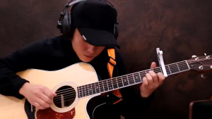 Guitar Capo Universal Adjustable Quick Change Clip Button Aluminum Alloy Metal Professional Acoustic Classical Electric Guitar Bass Banjo Violin Mandolin Ukulele String Instrument Accessory with Tuning Clip and Mobile Phone Holder for Live Broadcast