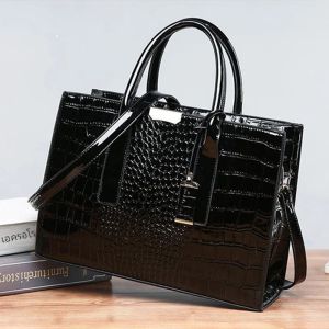 กระเป๋ากระเป๋าพาดลำตัวสำหรับผู้หญิงหนัง PU ดีไซน์แบบกระเป๋าถือหรูสำหรับผู้หญิงหนังจระเข้กระเป๋าสะพายไหล่บอลซ่าย้อนยุค