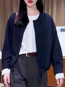 เสื้อเชิ้ตแขนยาวสีพื้นสไตล์เกาหลีสำหรับผู้หญิง ทรงหลวม ปกติ ฤดูใบไม้ผลิ 2025 เสื้อเชิ้ตแฟชั่นสั้นสำหรับเดินทางไปทำงาน