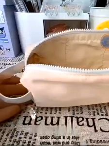 tas pena persegi krim Jepang segar kecil