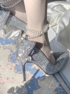 รองเท้าส้นสูงประดับคริสตัลผูกโบว์ผีเสื้อสีเงินระยิบระยับ รองเท้าส้นเดี่ยวส้นบางสำหรับผู้หญิง รองเท้าแฟชั่นฤดูใบไม้ผลิ 2024