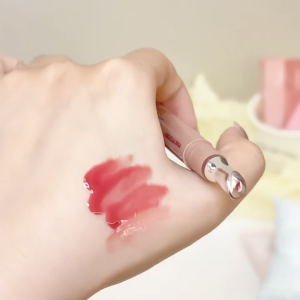 Refreshing Glossy Lip HoneyLong-lasting hydration non-sticky and resistant to fading. It gives lips shine nourishes them smooths lip lines and makes lips appear fuller.