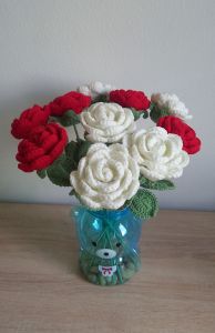 ดอกกุหลาบถักไหมพรมสีขาว ของขวัญสุดคิ้วท์ งานแฮนด์เมด ของตกแต่งบ้าน ของตกแต่งโต๊ะทำงาน