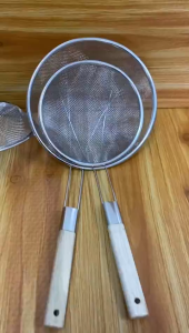 Kitchen Salaan 4660 - Stainless Steel Mesh Colander Strainer w/ Wood Handle