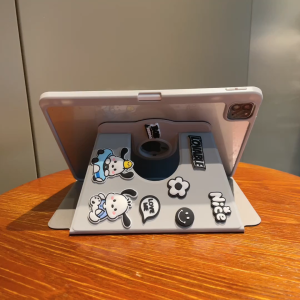 3D Pocha Dog 360° Rotating Stand Transparent Acrylic Pen Holder Flip Tablet Case For iPad Mini 7 6 8.3 inch iPad 11 2025 10 9 8 Gen Air 7 6 5 4 3 2 iPad Pro 11 12.9 13 inch M4 M3 M2 2024 9.7 10.2 10.5 10.9 inch Cute Cartoon Pad Cover Casing