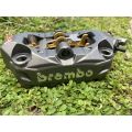 KALIPER BREMBO M432 ORIGINAL LENGKAP DENGAN BREKET DAN BAUTNYA. 