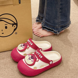 รองเท้าแตะส้นแบนหุ้มหัวลายหมีสีแดงน่ารักสำหรับผู้หญิงในช่วงฤดูร้อน รองเท้าแตะ EVA พื้นหนา กันลื่น ใส่ในบ้านและกลางแจ้ง