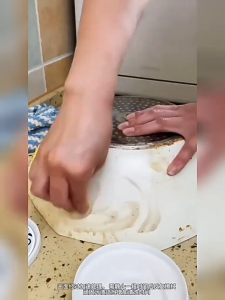 Coconut oil cleansing cream Cleaning of the stove bottom and the exhaust fan of the cooking range